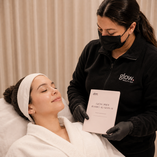 Profesional de Glow Beauty Bar acompañando a una novia durante su experiencia de preparación para el matrimonio.