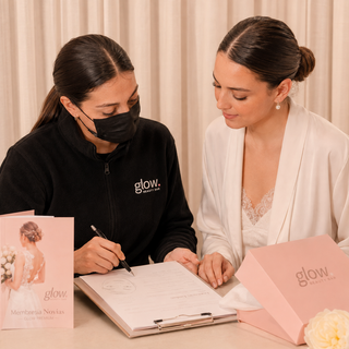 Profesional de Glow Beauty Bar realizando una evaluación personalizada y plan de cuidado para una novia.