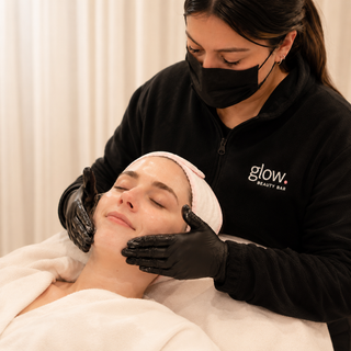 Novia recibiendo un ritual facial personalizado por una profesional de Glow Beauty Bar.
