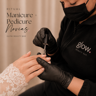 Profesional de Glow Beauty Bar aplicando esmalte nude durante el manicure para novias.