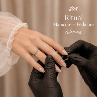 Profesional realizando manicure permanente en uñas nude para una novia en Glow Beauty Bar.